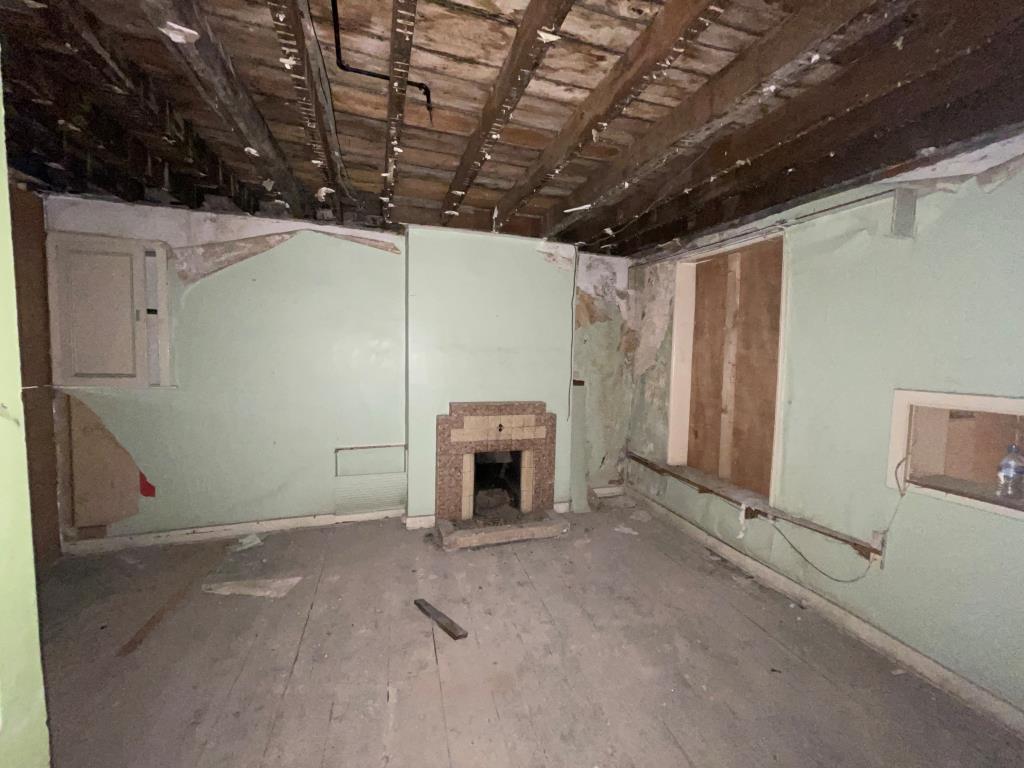 Lot: 142 - FREEHOLD PROPERTY WITH VACANT UPPER PARTS - Ground floor rear room